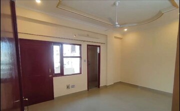 Room in 2 BHK Apartment at Hazratganj – for Rent