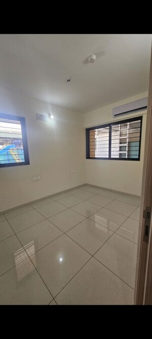 Room in 2.5 BHK Apartment at Magarpatta Riverview City Hornbill Heights, Loni Kalbhor – for Sale