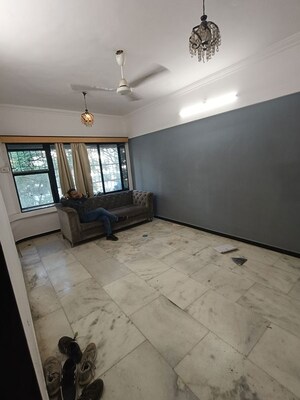 Room in 1 BHK Apartment at Chanchal Kalyan Complex, Yari Road – for Rent