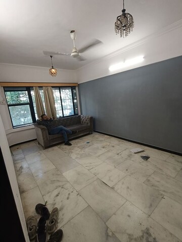 Room in 1 BHK Apartment at Chanchal Kalyan Complex, Yari Road – for Rent