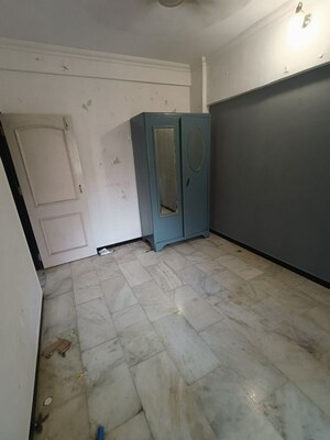 Room in 1 BHK Apartment at Chanchal Kalyan Complex, Yari Road – for Rent