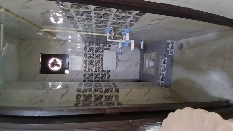 Bathroom, zakir nagar 2 Bedroom 450 Sq.Ft. Builder Floor In Zakir Nagar Delhi 10095922