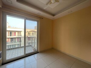 Room in 3 BHK Villa at BPTP Amstoria, Sector 102 – for Rent