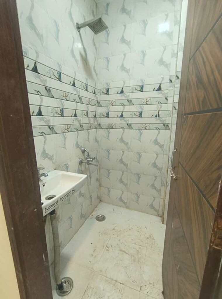 Bathroom, govindpuri 3 Bedroom 908 Sq.Ft. Builder Floor In Govindpuri Delhi 10096000