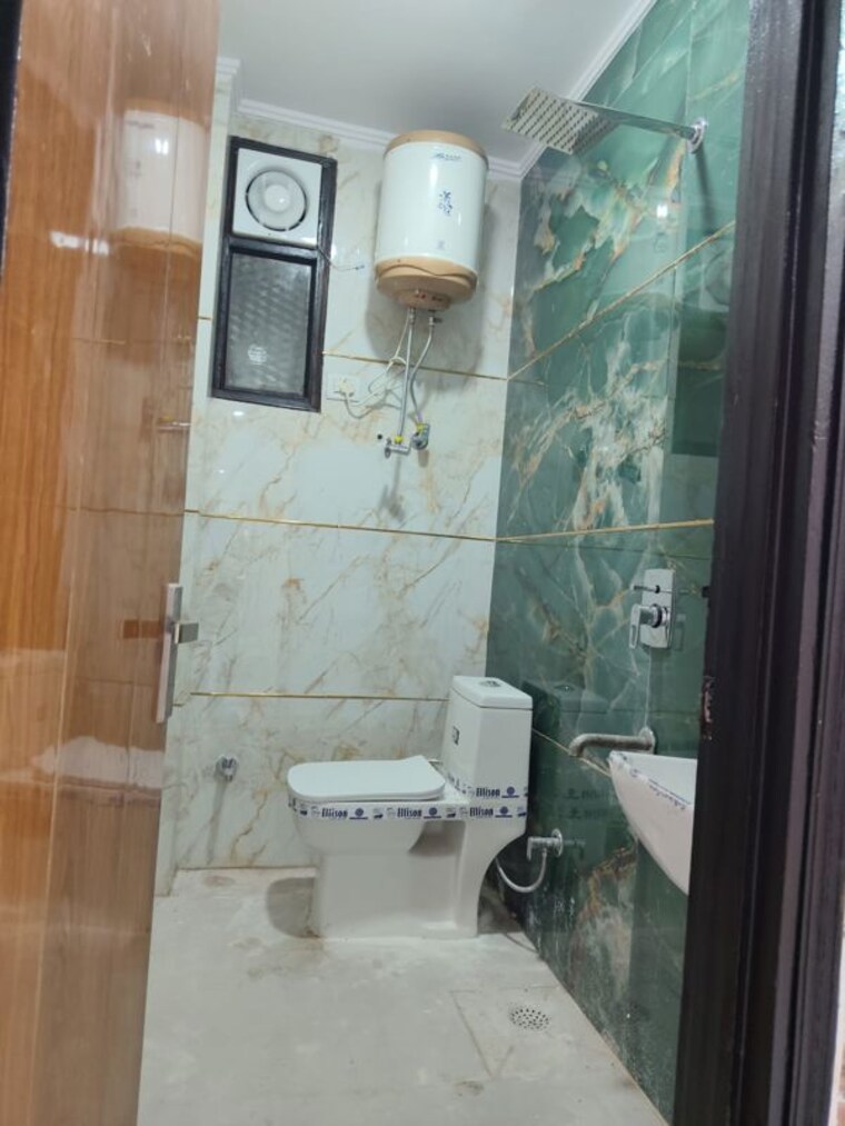 Bathroom, govindpuri 3 Bedroom 908 Sq.Ft. Builder Floor In Govindpuri Delhi 10096000