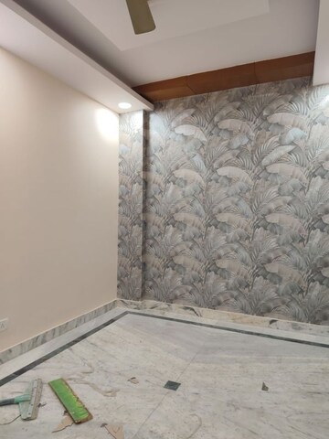 Room in 3 BHK Builder Floor at Govindpuri – for Rent