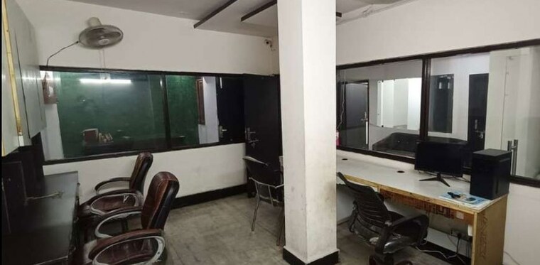  Parking, udaiganj Commercial Office Space 1200 Sq.Ft. In Udaiganj Lucknow 10096005