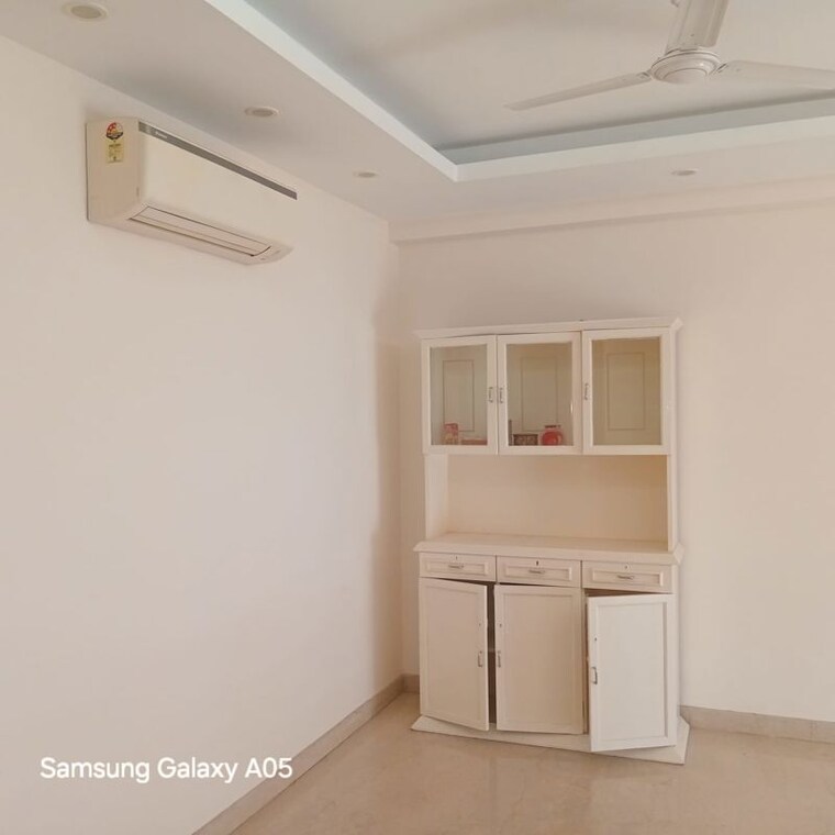 Room, greater kailash part 3 3 Bedroom 217 Sq.Yd. Builder Floor In Greater Kailash Part 3 Delhi 10096045