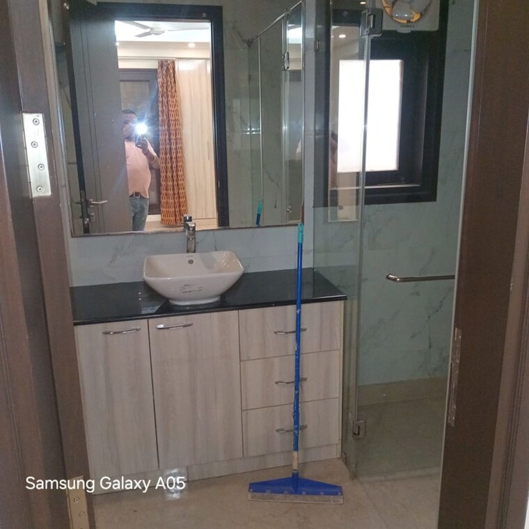 Bathroom, greater kailash part 3 3 Bedroom 217 Sq.Yd. Builder Floor In Greater Kailash Part 3 Delhi 10096045