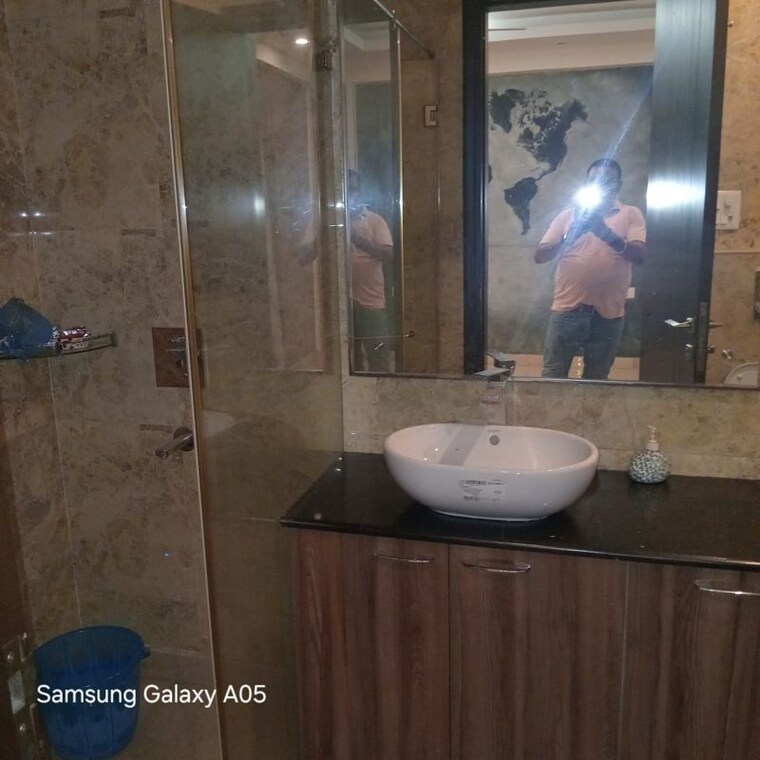 Bathroom, greater kailash part 3 3 Bedroom 217 Sq.Yd. Builder Floor In Greater Kailash Part 3 Delhi 10096045