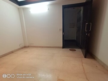 Room in 3 BHK Builder Floor at Pamposh Enclave – for Rent