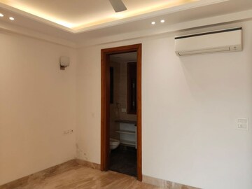 Room in 3 BHK Builder Floor at Green Park – for Rent