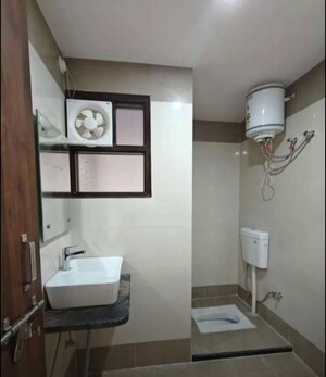 Bathroom in 3 BHK Apartment at Hazratganj – for Rent