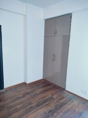Room in 3 BHK Apartment at Amrapali Centurian Park, Tech Zone 4 Greater Noida – for Rent