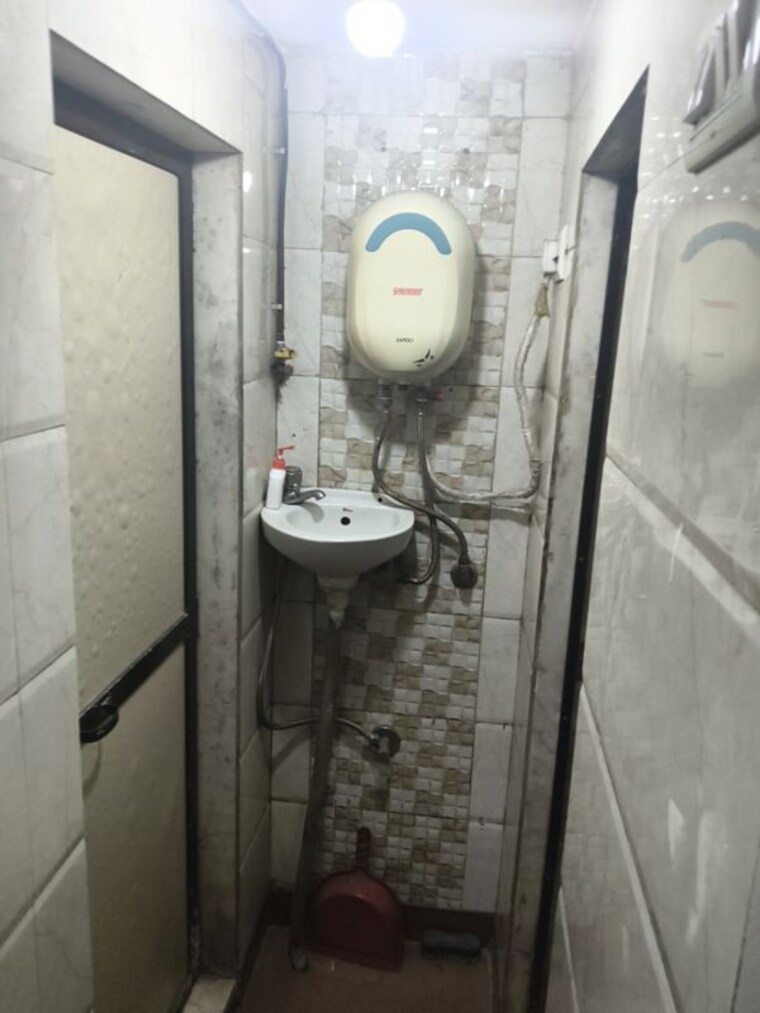 Bathroom, vile parle east 1 RK 250 Sq.Ft. Apartment In Vile Parle East Mumbai 10096130