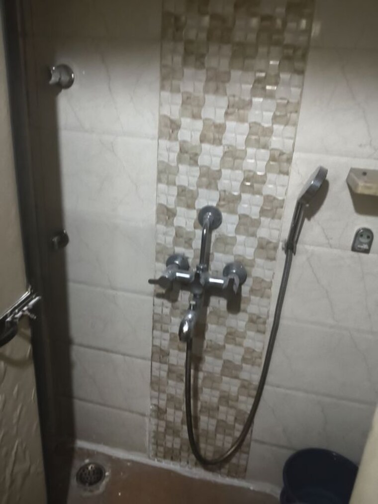 Bathroom, vile parle east 1 RK 250 Sq.Ft. Apartment In Vile Parle East Mumbai 10096130