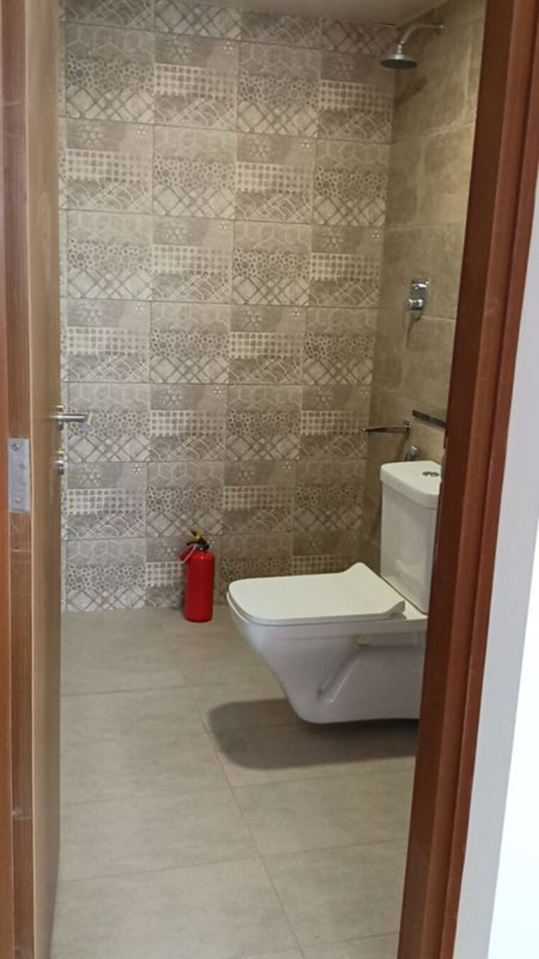 Bathroom, prestige-lakeside-habitat 2 Bedroom 924 Sq.Ft. Apartment In Varthur Bangalore 10096226