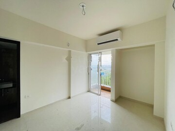 Room in 2 BHK Apartment at Lodha Amara, Kolshet Road – for Rent