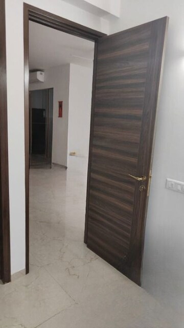 Building Lobby in 3 BHK Apartment at Smart World Orchard, Sector 61 – for Sale