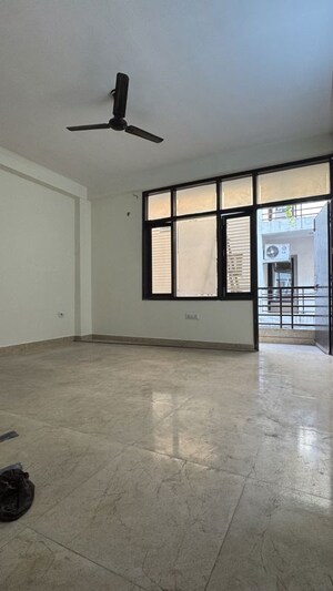 Room in 2 BHK Apartment at Palm Residency Chhatarpur, Chattarpur – for Rent