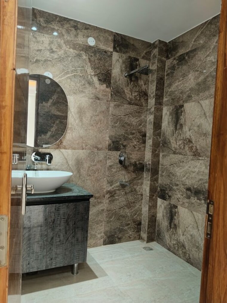 Bathroom, hong-kong-bazaar 3 Bedroom 1850 Sq.Ft. Builder Floor In Sector 57 Gurgaon 10096398