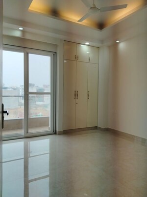 Room in 3 BHK Builder Floor at Hong Kong Bazaar, Sector 57 – for Rent