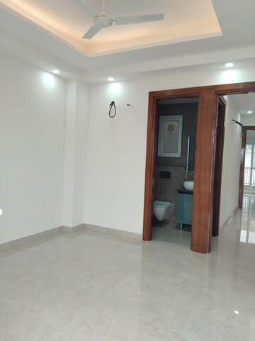 Room in 3 BHK Builder Floor at Hong Kong Bazaar, Sector 57 – for Rent