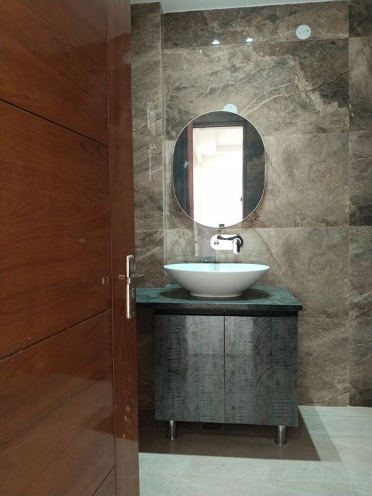 Bathroom, hong-kong-bazaar 3 Bedroom 1850 Sq.Ft. Builder Floor In Sector 57 Gurgaon 10096398