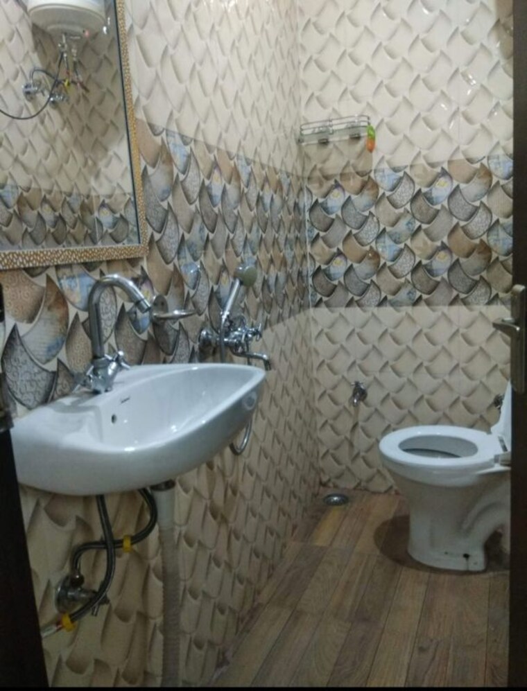 Bathroom, govindpuri 3 Bedroom 1050 Sq.Ft. Builder Floor In Govindpuri Delhi 10096394