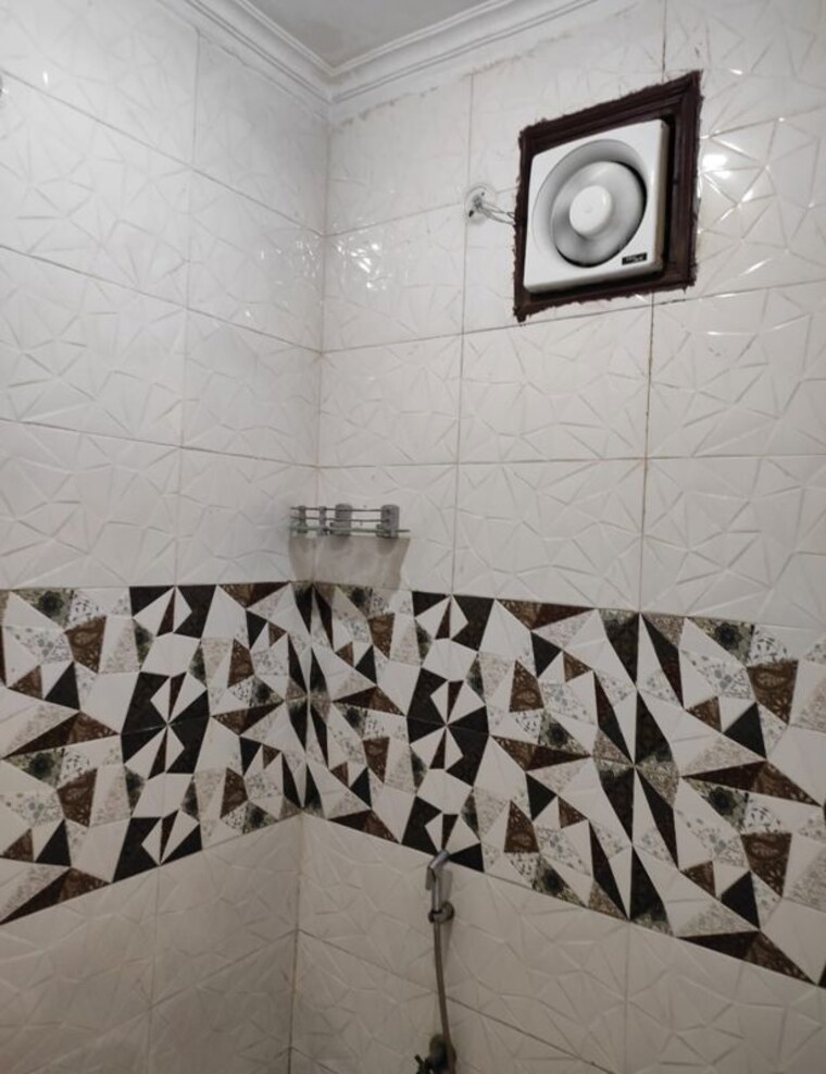 Bathroom, govindpuri 3 Bedroom 1050 Sq.Ft. Builder Floor In Govindpuri Delhi 10096394