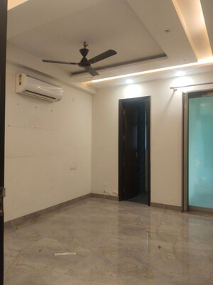 Room in 3 BHK Builder Floor at Hong Kong Bazaar, Sector 57 – for Rent