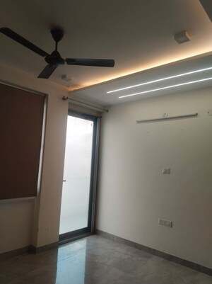 Room in 3 BHK Builder Floor at Hong Kong Bazaar, Sector 57 – for Rent