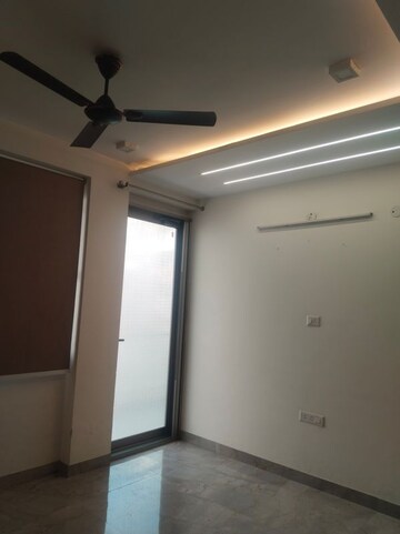 Room in 3 BHK Builder Floor at Hong Kong Bazaar, Sector 57 – for Rent
