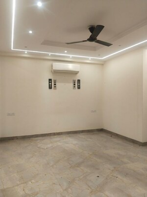 Room in 3 BHK Builder Floor at Hong Kong Bazaar, Sector 57 – for Rent