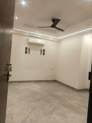Room in 3 BHK Builder Floor at Hong Kong Bazaar, Sector 57 – for Rent