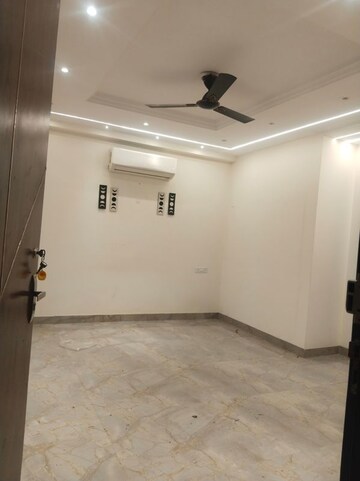 Room in 3 BHK Builder Floor at Hong Kong Bazaar, Sector 57 – for Rent