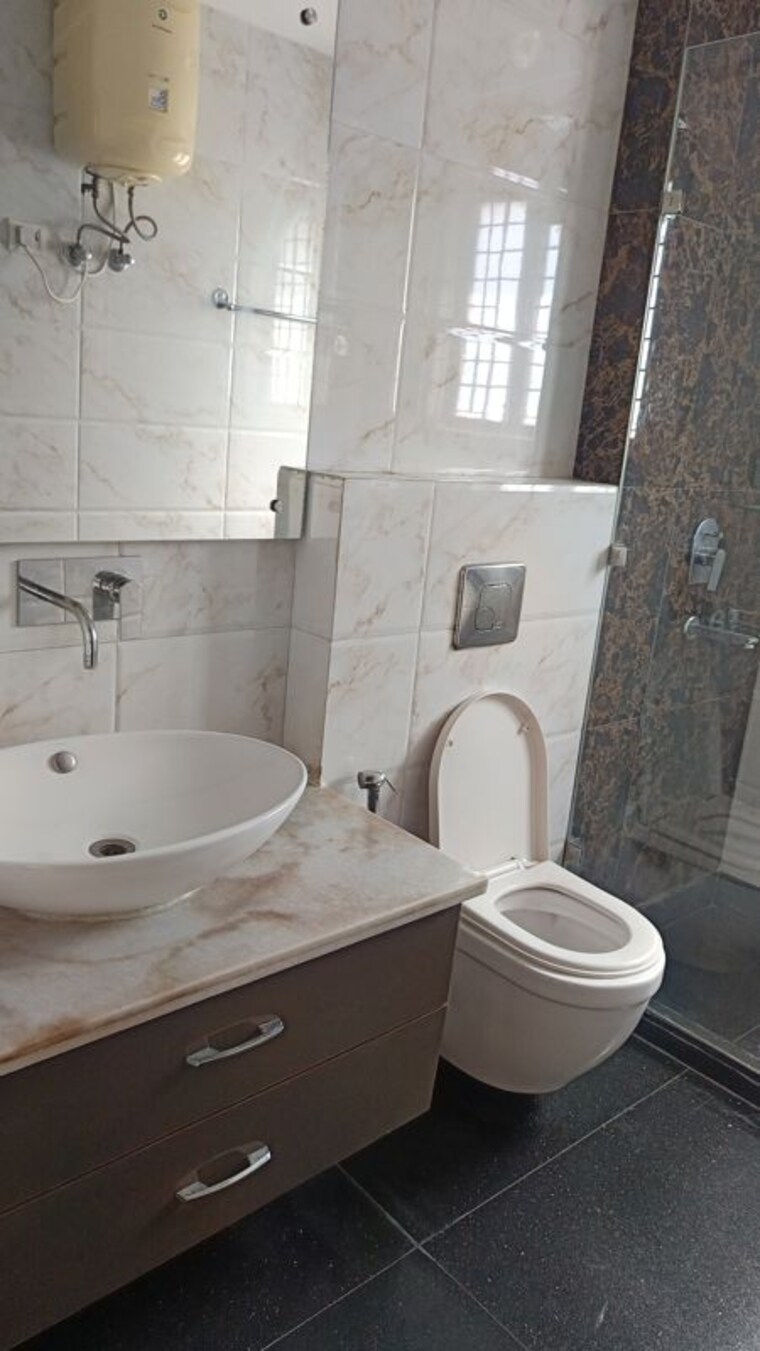 Bathroom, patel nagar 3 Bedroom 1800 Sq.Ft. Builder Floor In Patel Nagar Delhi 10096608