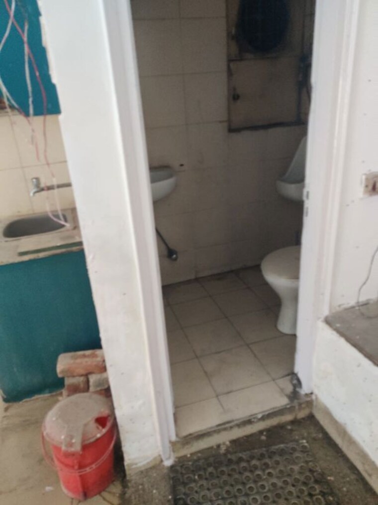 Bathroom, yusuf sarai Commercial Office Space 850 Sq.Ft. In Yusuf Sarai Delhi 10096656