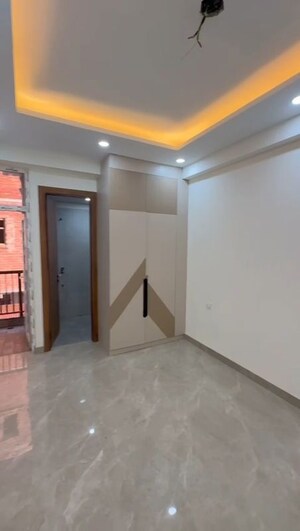 Room in 4 BHK Builder Floor at Sapphire Tower, Sector 104 – for Sale