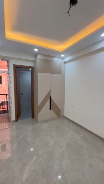 Room in 4 BHK Builder Floor at Sapphire Tower, Sector 104 – for Sale