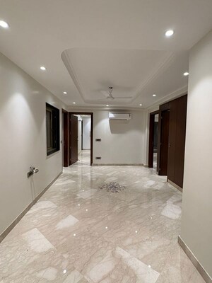 Room in 3 BHK Builder Floor at Green Park Extension – for Sale