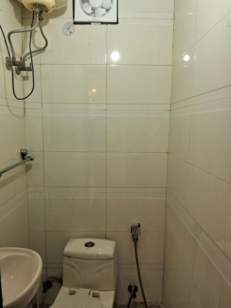 Bathroom, lajpat nagar 4 3 Bedroom 1250 Sq.Ft. Builder Floor In Lajpat Nagar 4 Delhi 10096905