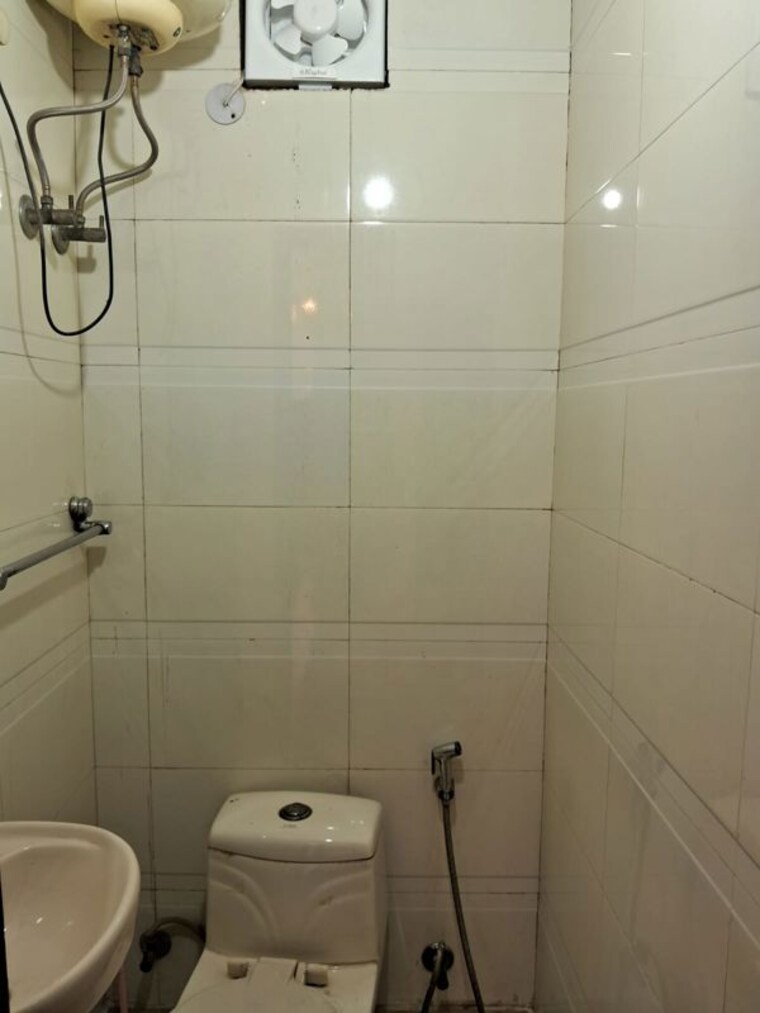 Bathroom, lajpat nagar 4 3 Bedroom 1250 Sq.Ft. Builder Floor In Lajpat Nagar 4 Delhi 10096905