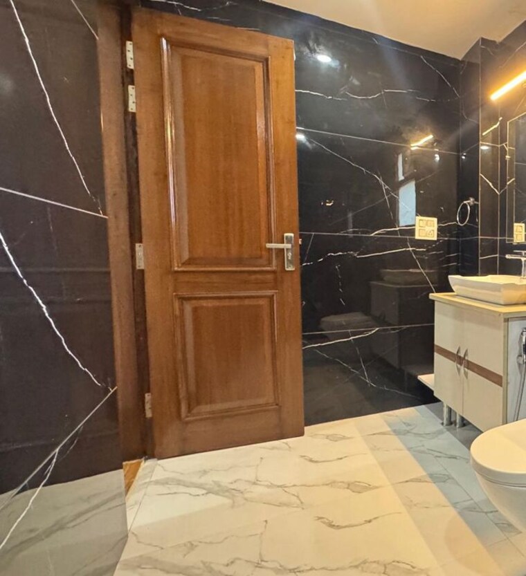 Bathroom, silverglades-the-ivy 6 Bedroom 7800 Sq.Ft. Penthouse In Sector 28 Gurgaon 10096911