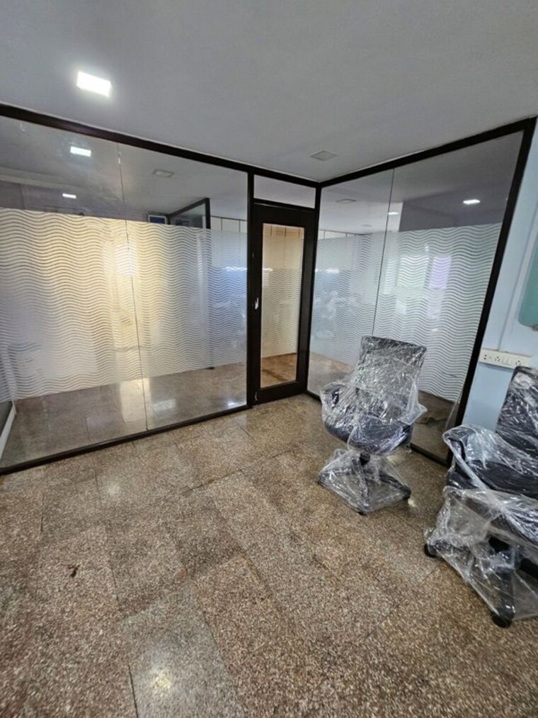  Parking, naupada Commercial Office Space 650 Sq.Ft. In Naupada Thane 10096929