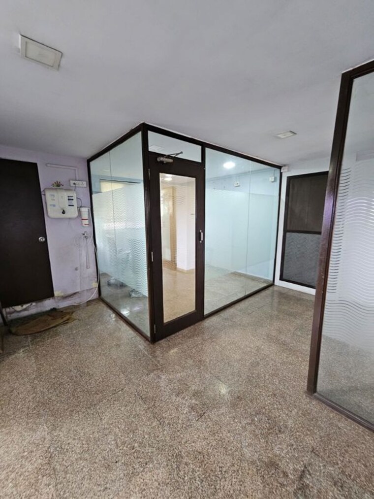 Room, naupada Commercial Office Space 650 Sq.Ft. In Naupada Thane 10096929