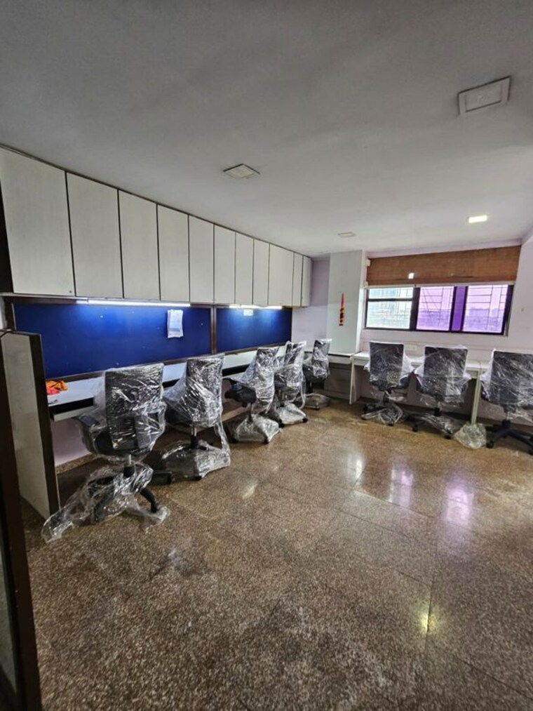 Parking, naupada Commercial Office Space 650 Sq.Ft. In Naupada Thane 10096929