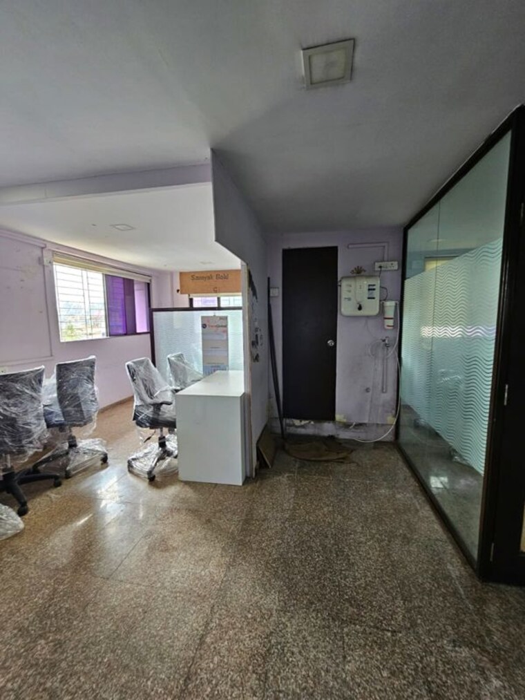  Parking, naupada Commercial Office Space 650 Sq.Ft. In Naupada Thane 10096929