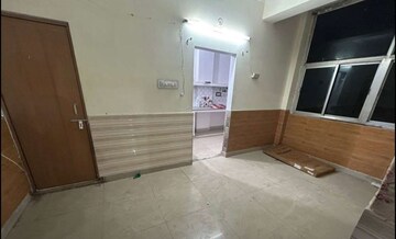 Room in 2 BHK Apartment at Husainganj – for Rent
