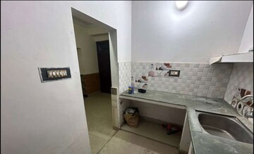 Team Area in 2 BHK Apartment at Husainganj – for Rent